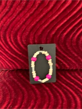 Les Trouve-Tout d'En Haut , Beaded Stretch Bracelet with Hot Pink Beads